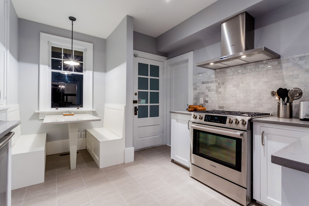Eat-in kitchen - mid-sized transitional l-shaped eat-in kitchen idea with an undermount sink, shaker cabinets, white cabinets, quartz countertops, multicolored backsplash, subway tile backsplash, stainless steel appliances and a peninsula
