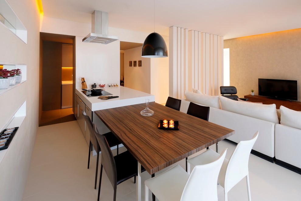 Идея дизайна: кухня-гостиная в современном стиле с диваном