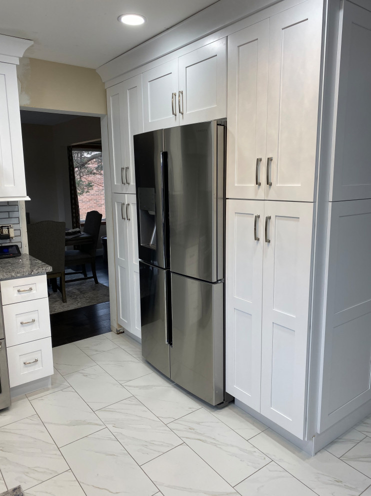 Foto på ett mellanstort funkis grå kök, med en rustik diskho, skåp i shakerstil, vita skåp, granitbänkskiva, grått stänkskydd, stänkskydd i tunnelbanekakel, marmorgolv och vitt golv