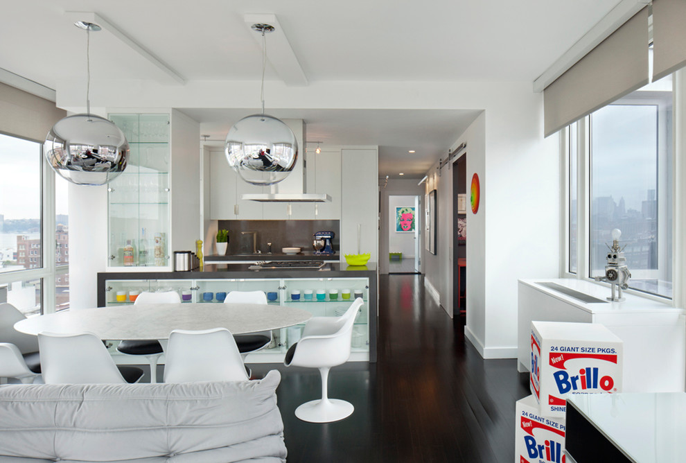 Offene, Zweizeilige Moderne Küche mit flächenbündigen Schrankfronten, weißen Schränken und Küchenrückwand in Braun in New York