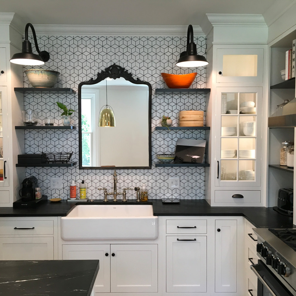 Foto de cocina ecléctica con fregadero sobremueble, puertas de armario blancas, una isla y encimeras negras