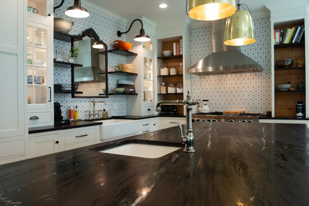 Foto di una cucina a L eclettica con top in saponaria e top nero