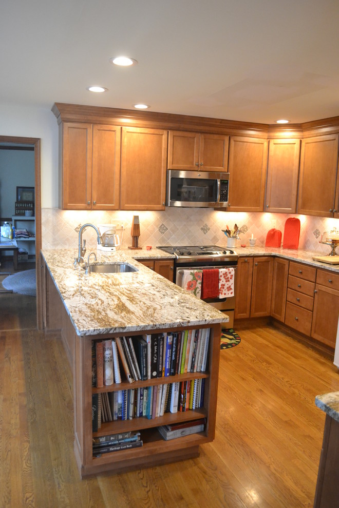 Example of a mid-sized transitional u-shaped light wood floor eat-in kitchen design in Philadelphia with an undermount sink, recessed-panel cabinets, light wood cabinets, granite countertops, beige backsplash, ceramic backsplash, colored appliances and no island
