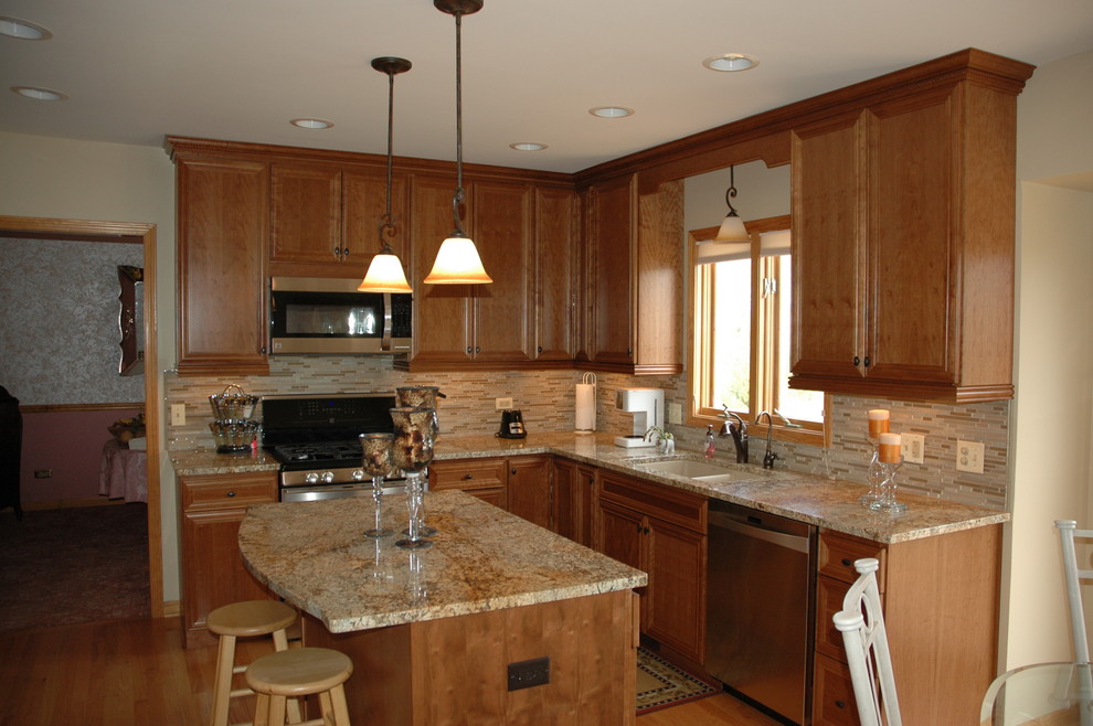 Idéer för att renovera ett mellanstort vintage kök, med en undermonterad diskho, luckor med infälld panel, skåp i ljust trä, granitbänkskiva, beige stänkskydd, stänkskydd i mosaik, rostfria vitvaror, mellanmörkt trägolv och en köksö