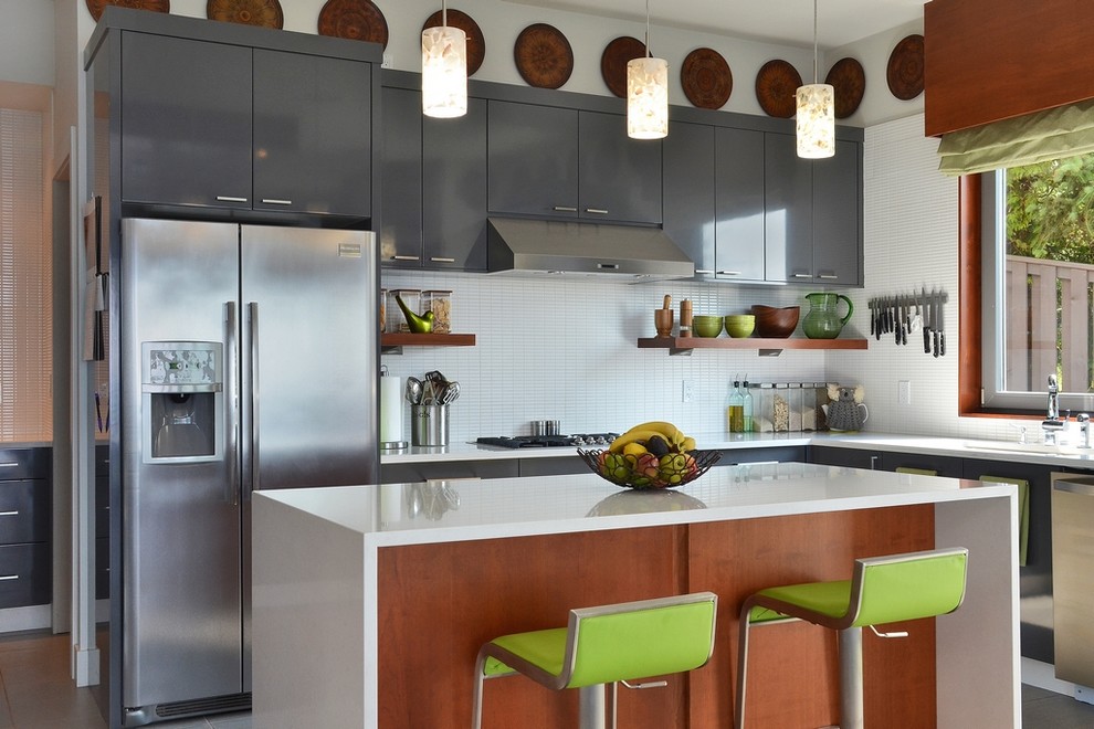 Moderne Küche in L-Form mit Unterbauwaschbecken, flächenbündigen Schrankfronten, grauen Schränken, Küchenrückwand in Weiß und Küchengeräten aus Edelstahl in Vancouver