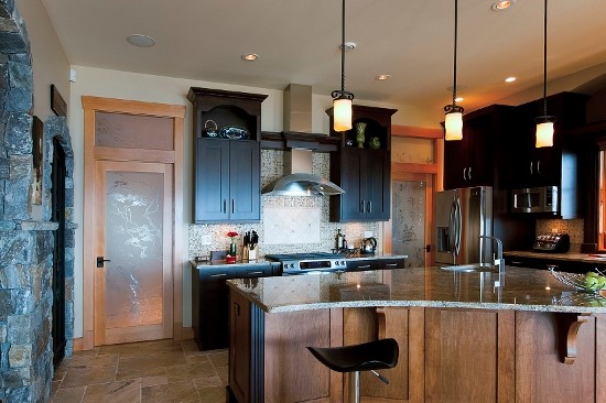 Example of a classic kitchen design in Vancouver
