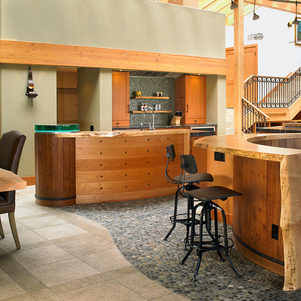 Eklektische Wohnküche mit hellbraunen Holzschränken und Arbeitsplatte aus Holz in Vancouver