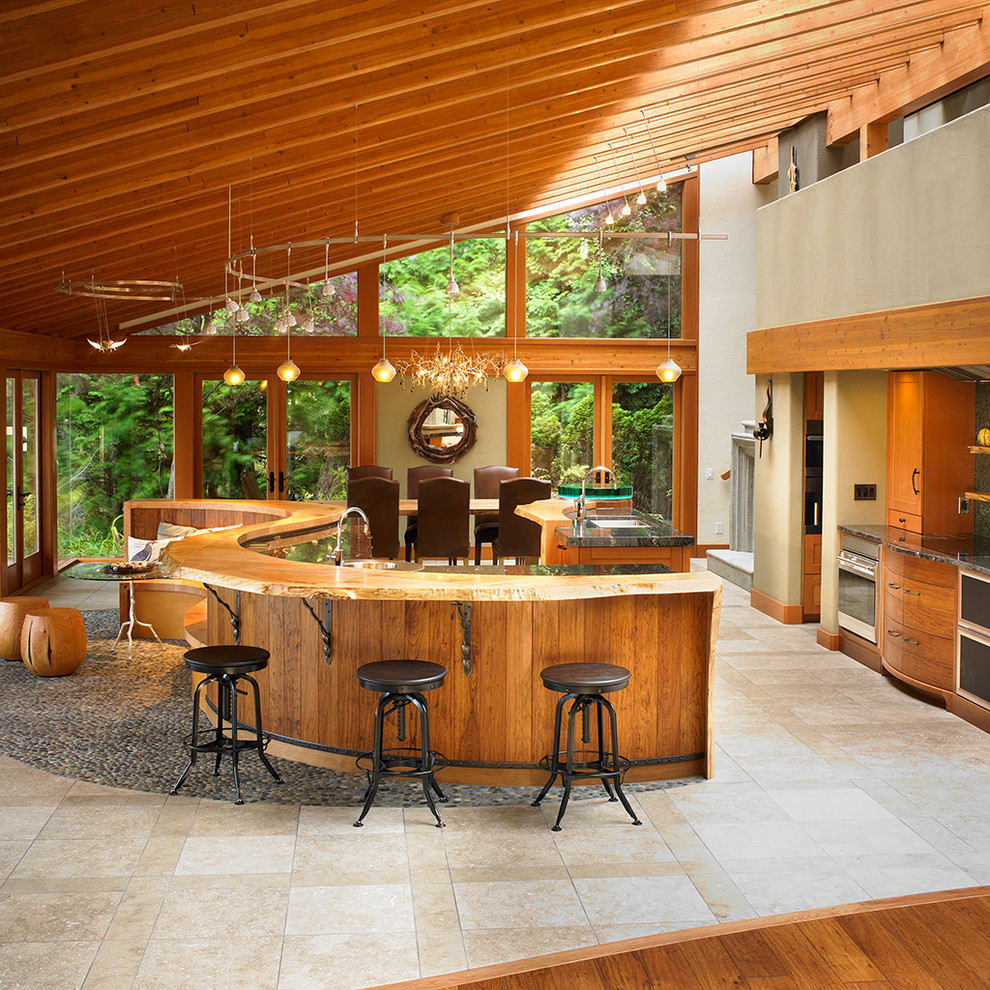 Стильный дизайн: кухня-гостиная в современном стиле с фасадами цвета дерева среднего тона - последний тренд
