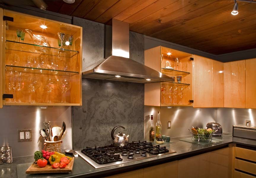 Esempio di una cucina minimal di medie dimensioni con lavello sottopiano, ante lisce, ante in legno chiaro, top in superficie solida e elettrodomestici in acciaio inossidabile