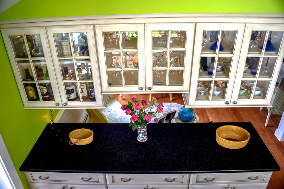 На фото: угловая кухня среднего размера в стиле фьюжн с обеденным столом, белыми фасадами, фартуком цвета металлик, фартуком из плитки мозаики, техникой из нержавеющей стали, светлым паркетным полом и двумя и более островами