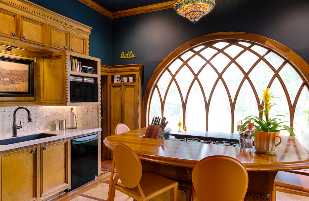 На фото: отдельная кухня в викторианском стиле с деревянной столешницей, врезной мойкой, фасадами с утопленной филенкой, фасадами цвета дерева среднего тона, фартуком из каменной плитки и черной техникой с