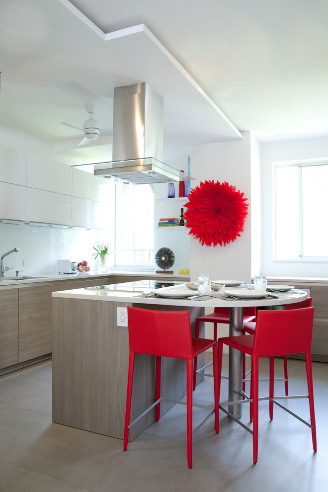 Moderne Küche mit flächenbündigen Schrankfronten, hellen Holzschränken, Küchenrückwand in Weiß und Glasrückwand in New York