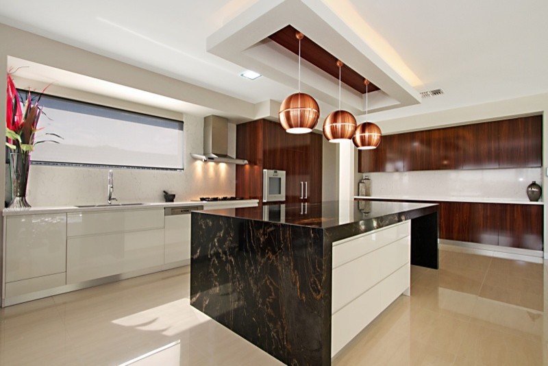 Стильный дизайн: большая угловая кухня в стиле модернизм с полом из керамической плитки и островом - последний тренд