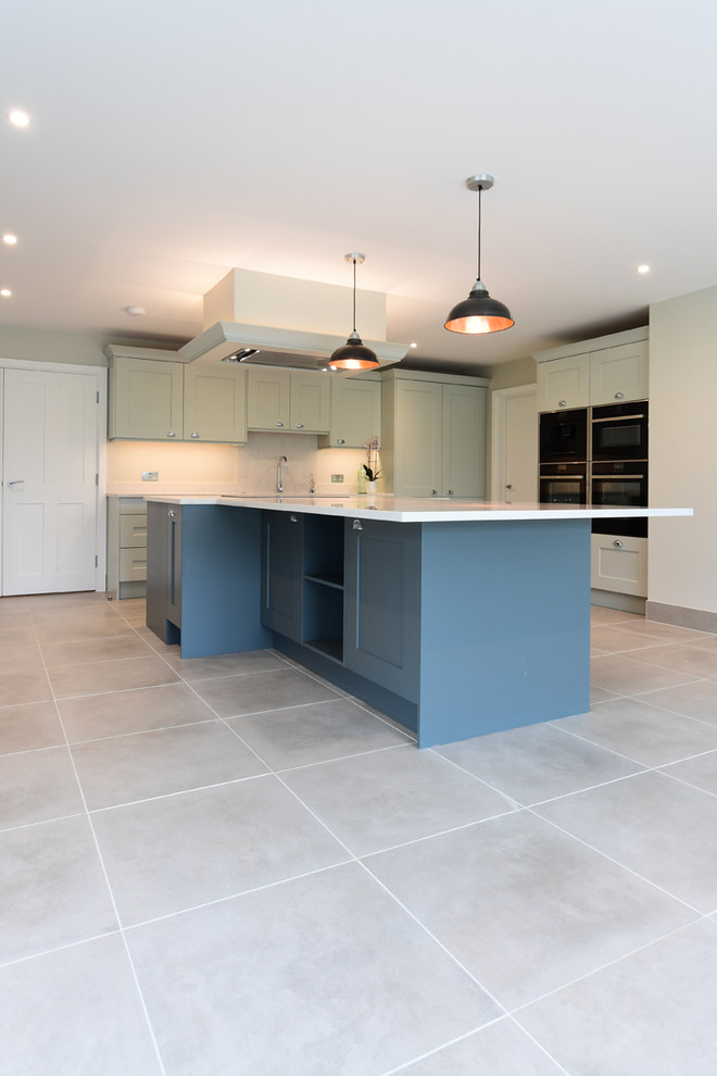Moderne Küche mit Porzellan-Bodenfliesen, grauem Boden, Küchenrückwand in Weiß und Rückwand aus Porzellanfliesen in Oxfordshire