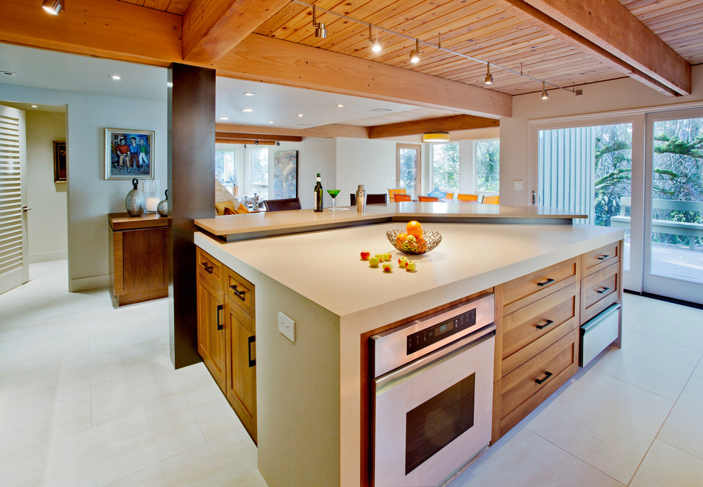Modern inredning av ett kök, med öppna hyllor, bänkskiva i kvarts, beige stänkskydd, stänkskydd i sten och integrerade vitvaror