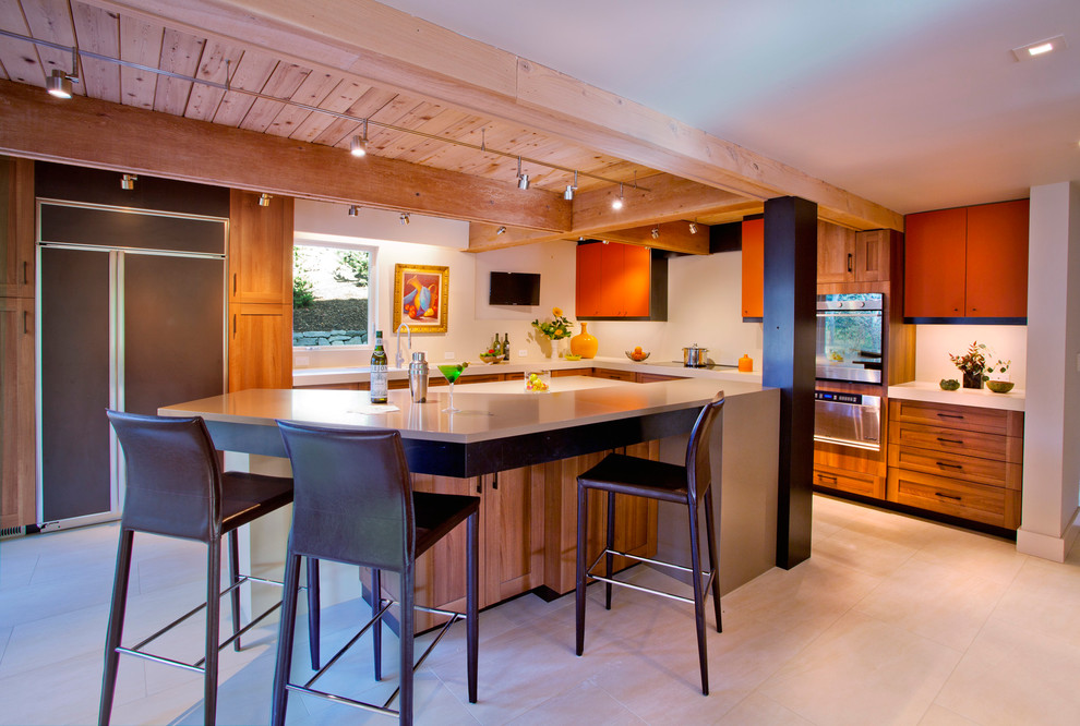 На фото: угловая кухня в стиле ретро с открытыми фасадами, оранжевыми фасадами, столешницей из кварцевого агломерата, бежевым фартуком, фартуком из каменной плиты и техникой под мебельный фасад с