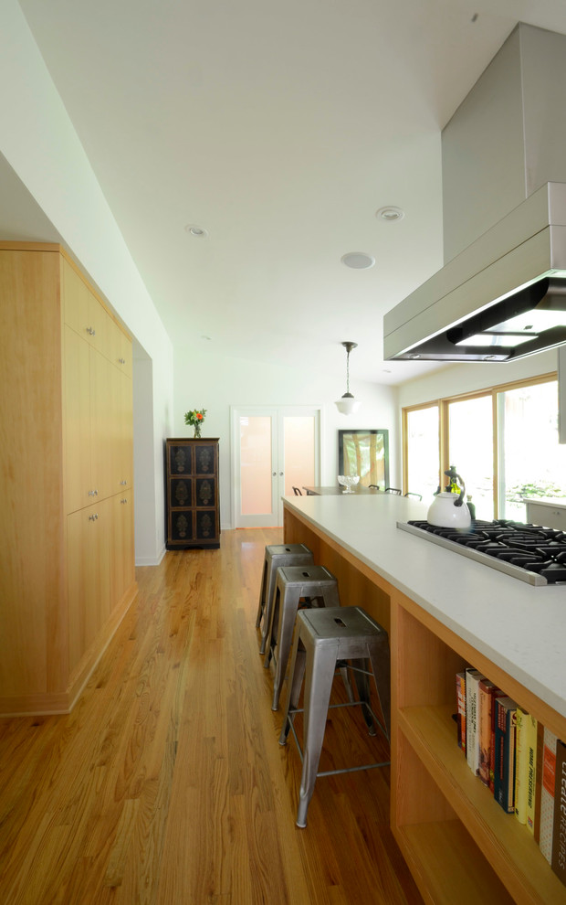 Modern inredning av ett kök och matrum, med rostfria vitvaror