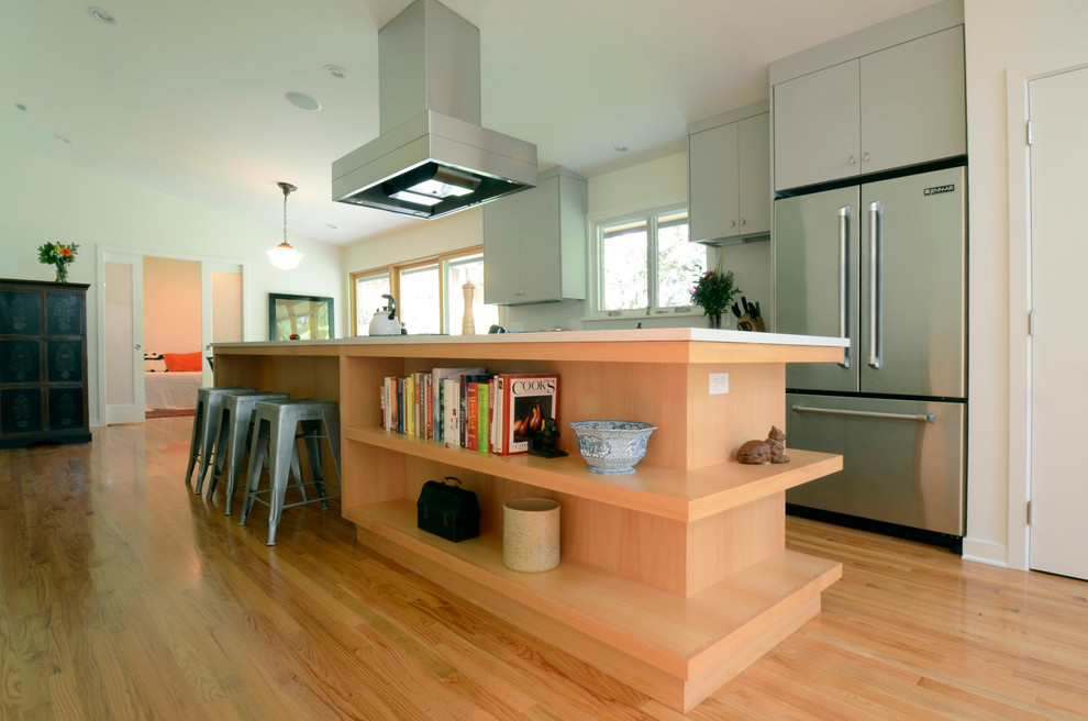 Einzeilige Moderne Wohnküche mit Unterbauwaschbecken, flächenbündigen Schrankfronten, grauen Schränken, Quarzwerkstein-Arbeitsplatte und Küchengeräten aus Edelstahl in Portland