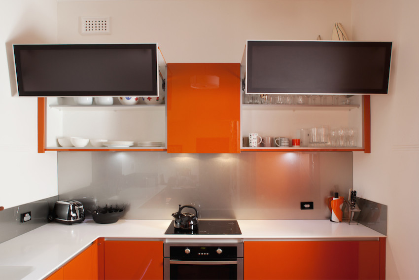 Idéer för mellanstora funkis grått kök, med en integrerad diskho, släta luckor, orange skåp, bänkskiva i koppar, stänkskydd med metallisk yta, glaspanel som stänkskydd, rostfria vitvaror och mörkt trägolv