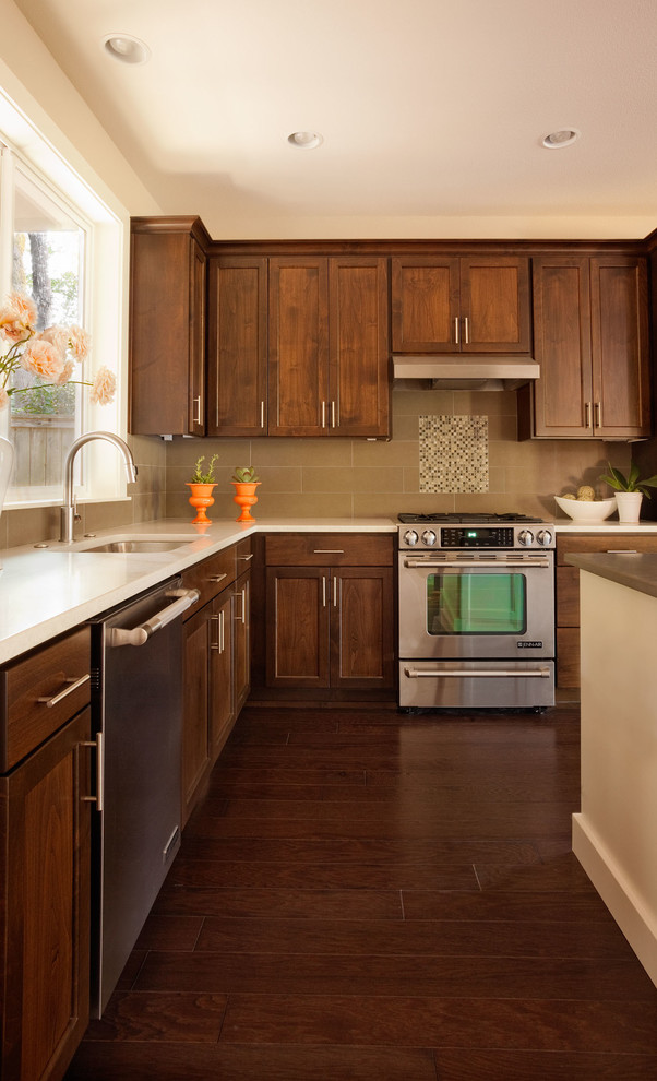 Moderne Küche mit Unterbauwaschbecken, Schrankfronten im Shaker-Stil, dunklen Holzschränken und Küchenrückwand in Beige in Portland
