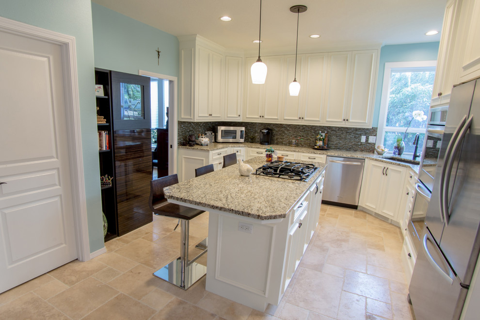 Foto på ett avskilt funkis u-kök, med en undermonterad diskho, luckor med upphöjd panel, vita skåp, granitbänkskiva, svart stänkskydd, stänkskydd i glaskakel, rostfria vitvaror, klinkergolv i keramik och en köksö