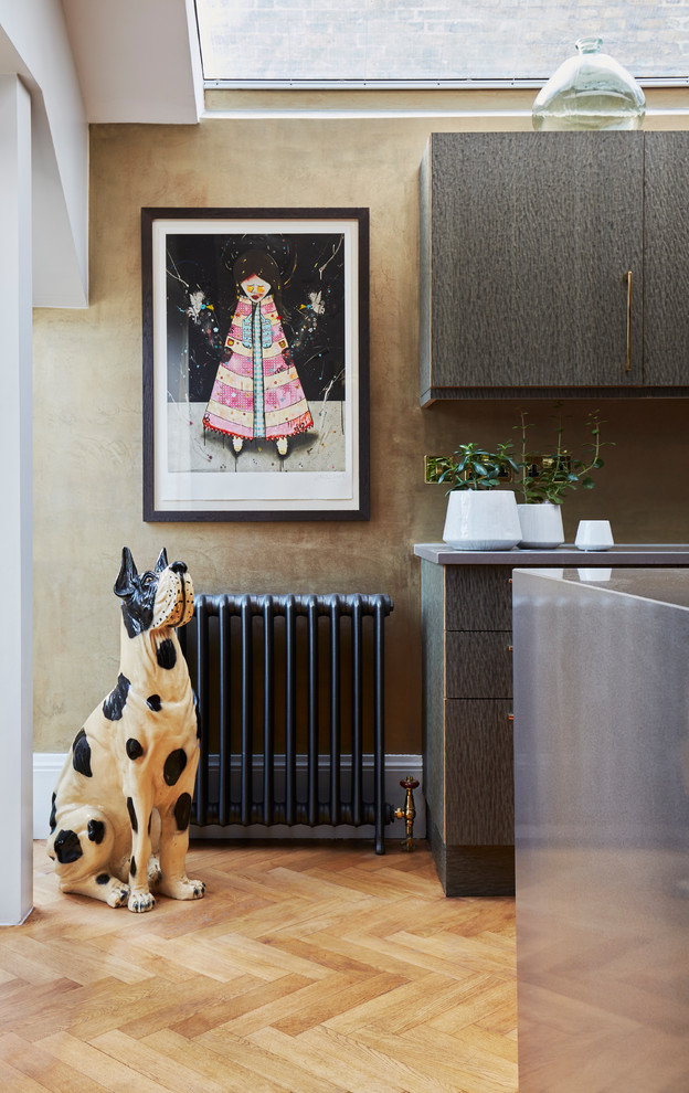 ロンドンにある中くらいなエクレクティックスタイルのおしゃれなキッチン (フラットパネル扉のキャビネット、グレーのキャビネット、無垢フローリング、茶色い床、グレーのキッチンカウンター) の写真
