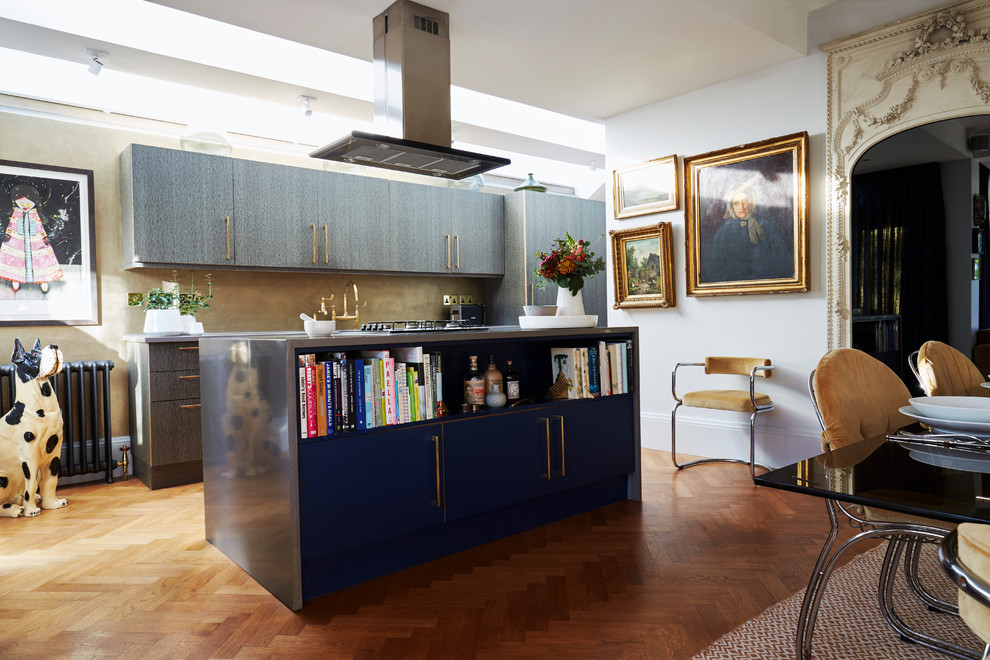 ロンドンにある中くらいなエクレクティックスタイルのおしゃれなキッチン (フラットパネル扉のキャビネット、グレーのキャビネット、無垢フローリング、茶色い床、グレーのキッチンカウンター) の写真