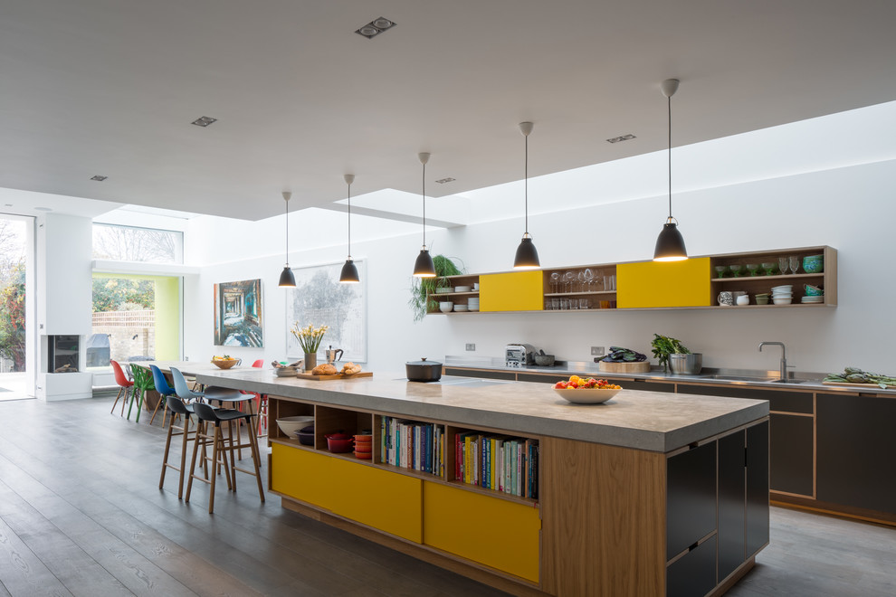 Источник вдохновения для домашнего уюта: угловая кухня-гостиная в стиле модернизм с столешницей из бетона, техникой из нержавеющей стали и островом