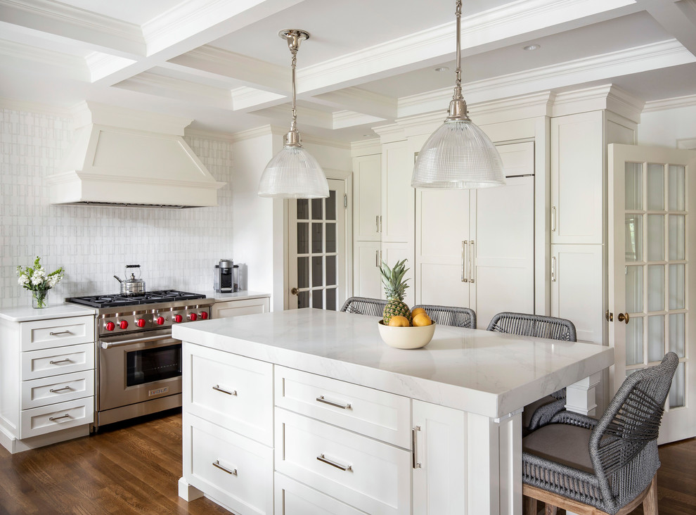 Idéer för att renovera ett avskilt, mellanstort vintage vit vitt u-kök, med en undermonterad diskho, skåp i shakerstil, gula skåp, bänkskiva i kvarts, vitt stänkskydd, stänkskydd i mosaik, integrerade vitvaror, mellanmörkt trägolv och en köksö