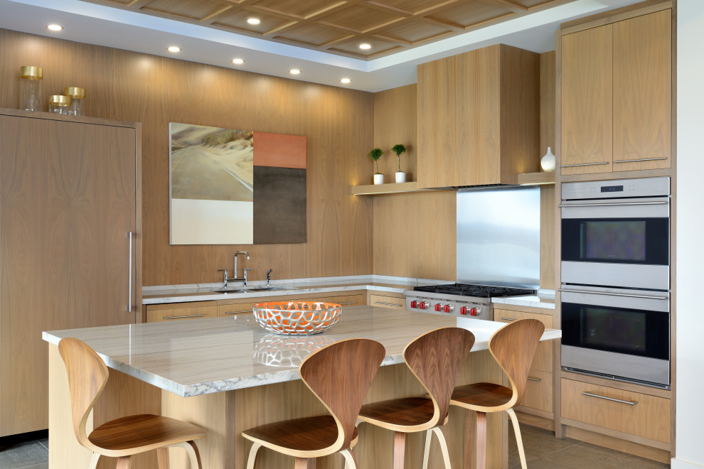 Idéer för ett stort modernt vit kök, med en undermonterad diskho, släta luckor, skåp i mellenmörkt trä, marmorbänkskiva, stänkskydd med metallisk yta, rostfria vitvaror, skiffergolv, en köksö och grått golv