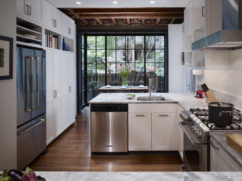 フィラデルフィアにあるコンテンポラリースタイルのおしゃれなキッチン (シルバーの調理設備) の写真