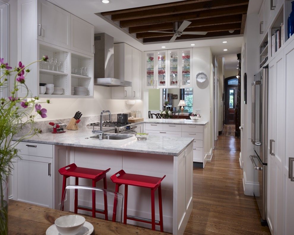 Idéer för att renovera ett avskilt funkis kök, med öppna hyllor, rostfria vitvaror, en enkel diskho, vita skåp och marmorbänkskiva
