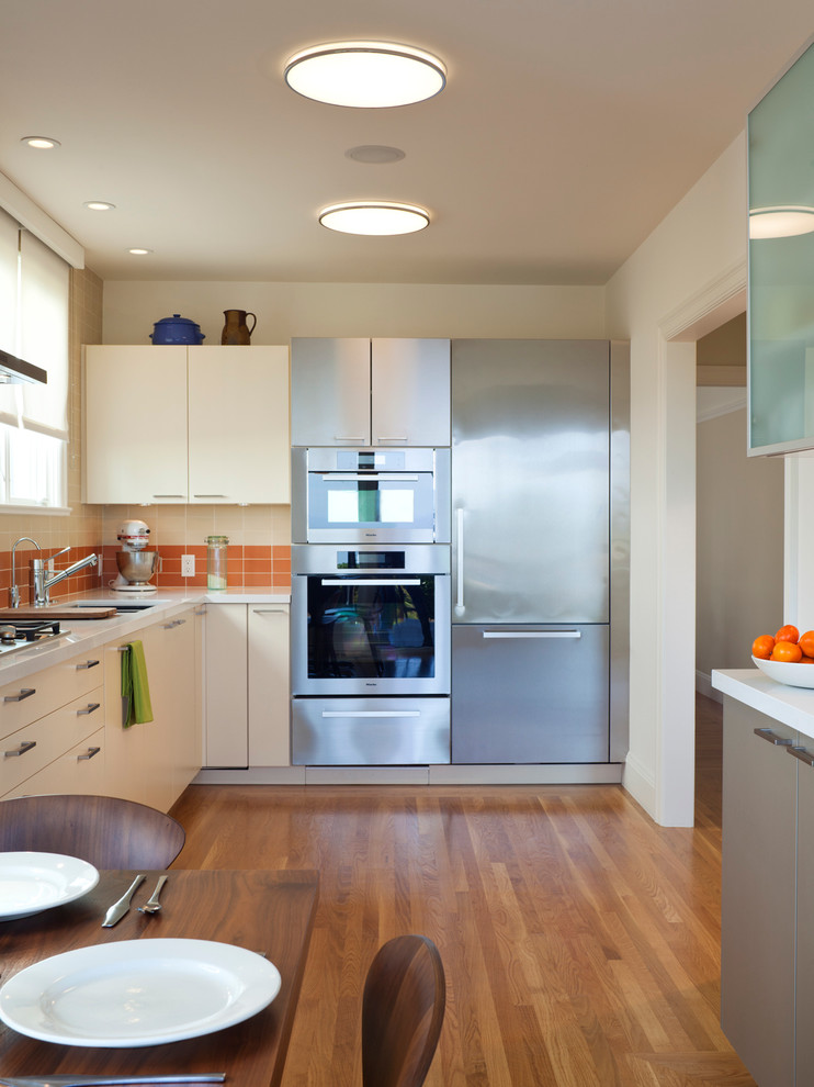 Foto de cocina moderna con electrodomésticos de acero inoxidable