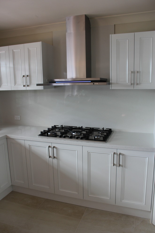Foto på ett funkis vit kök, med skåp i shakerstil och vita skåp