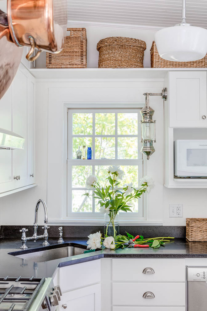 Exempel på ett litet shabby chic-inspirerat kök, med en undermonterad diskho, skåp i shakerstil, vita skåp, bänkskiva i täljsten, vitt stänkskydd, stänkskydd i cementkakel, rostfria vitvaror, mellanmörkt trägolv, en halv köksö och brunt golv