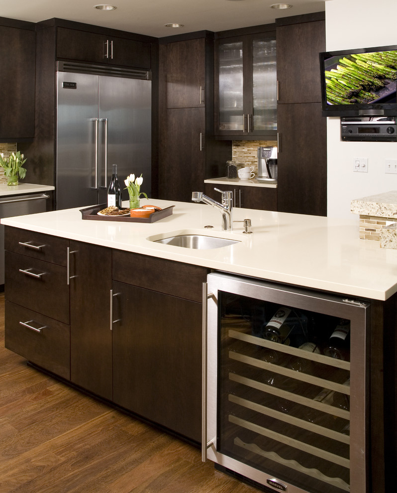 Стильный дизайн: кухня в современном стиле с техникой из нержавеющей стали и телевизором - последний тренд
