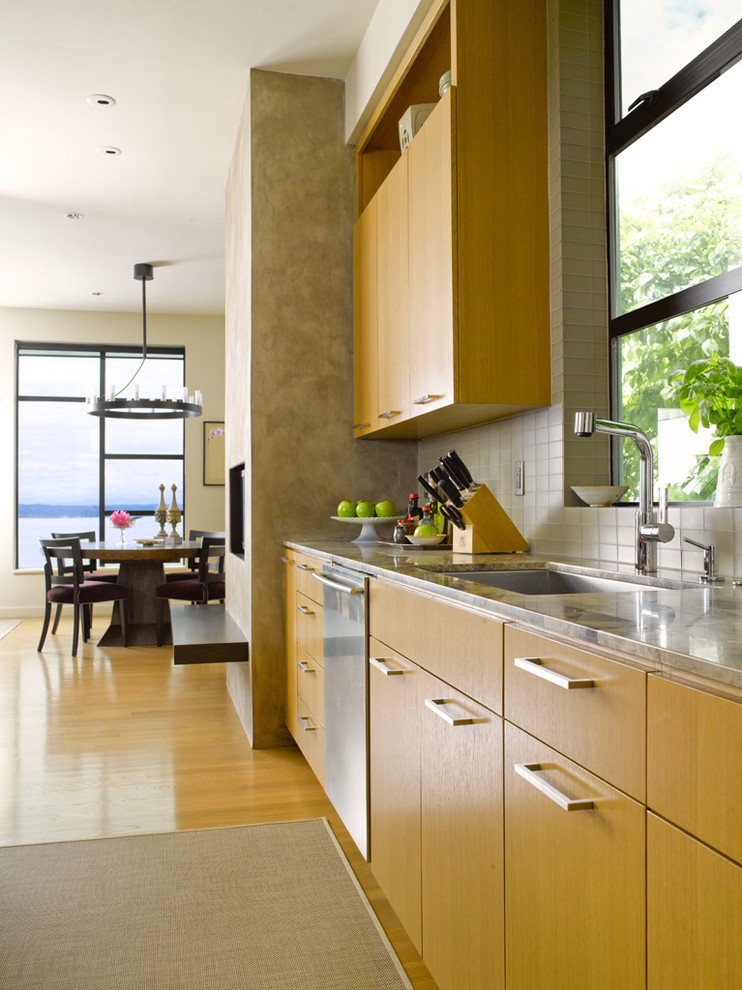 Foto di una cucina abitabile contemporanea con ante lisce e ante in legno scuro
