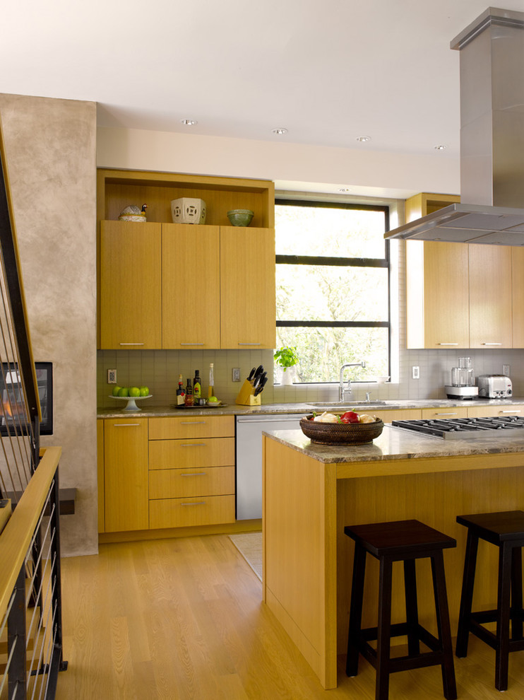 На фото: кухня в современном стиле с плоскими фасадами и фасадами цвета дерева среднего тона с
