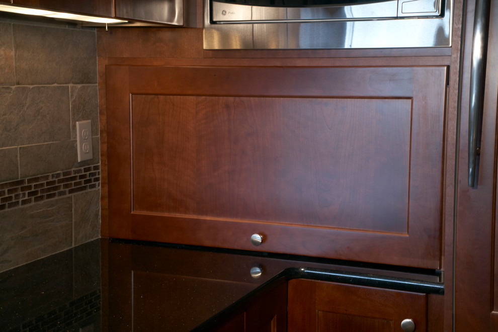 シアトルにある高級な中くらいなトランジショナルスタイルのおしゃれなキッチンの写真