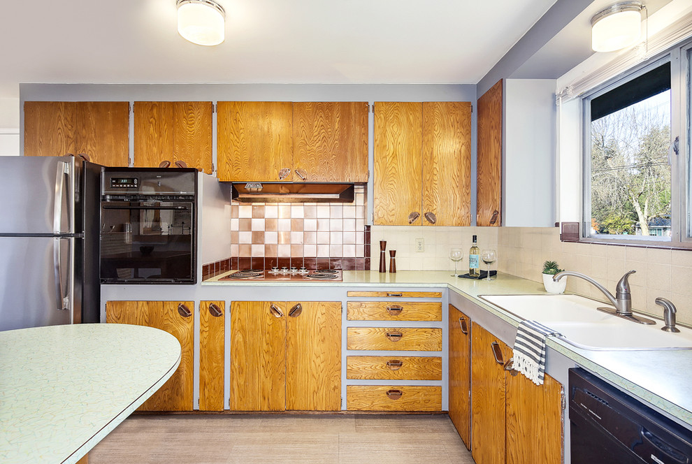 Foto de cocinas en L vintage pequeña abierta con puertas de armario de madera oscura, encimera de laminado, península y encimeras verdes