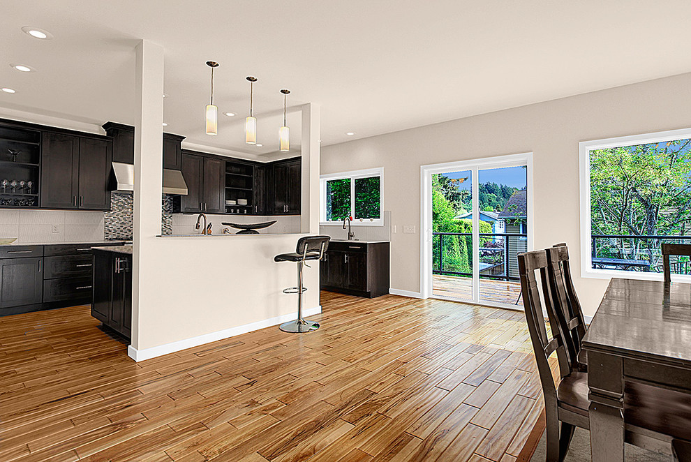 Example of a minimalist kitchen design in Seattle
