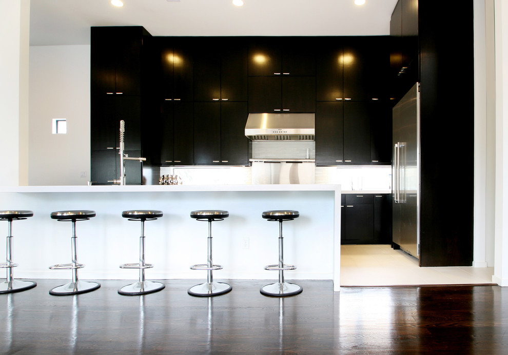 Foto de cocina actual con electrodomésticos de acero inoxidable y con blanco y negro