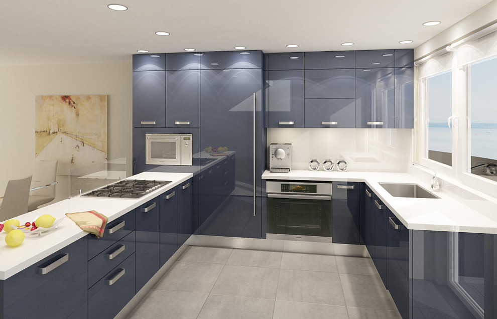 Modern inredning av ett mellanstort kök, med en enkel diskho, luckor med glaspanel, blå skåp, bänkskiva i kvarts, vitt stänkskydd, glaspanel som stänkskydd, rostfria vitvaror och klinkergolv i porslin