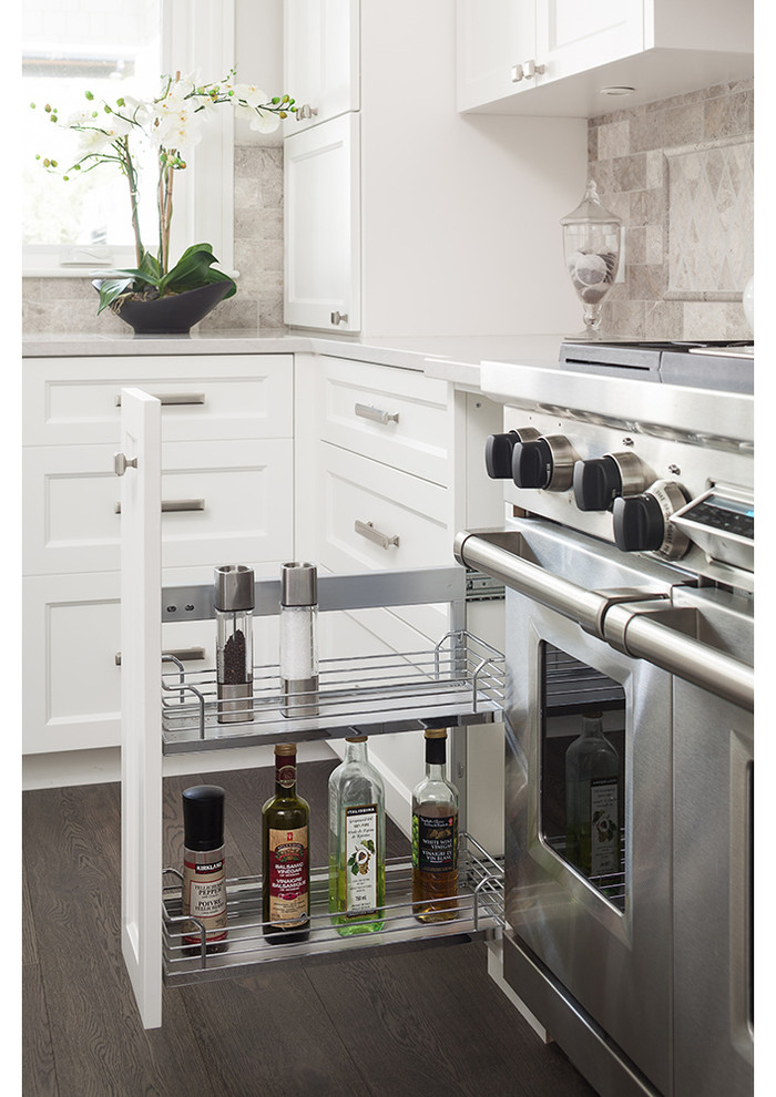 Esempio di una cucina minimalista di medie dimensioni con ante in stile shaker, ante bianche, paraspruzzi beige, elettrodomestici in acciaio inossidabile e pavimento in legno massello medio