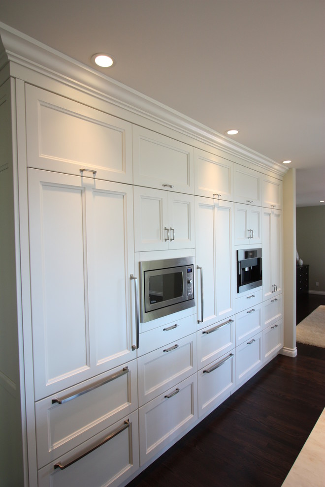 Klassisk inredning av ett mellanstort kök, med en undermonterad diskho, skåp i shakerstil, vita skåp, marmorbänkskiva, flerfärgad stänkskydd, stänkskydd i keramik, rostfria vitvaror, mörkt trägolv och en köksö