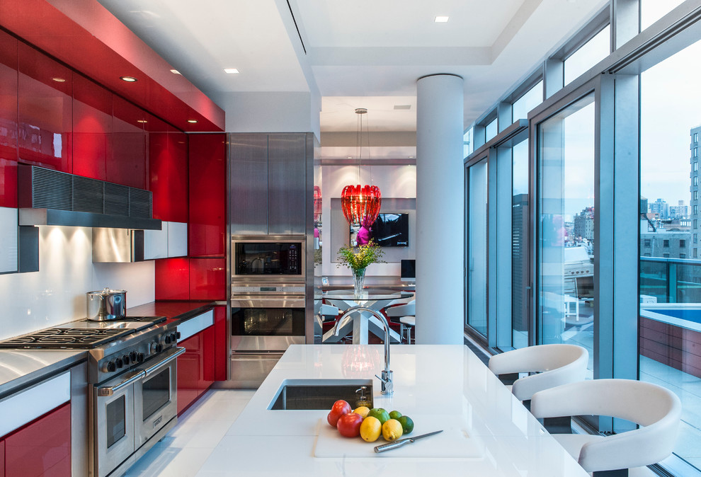 Moderne Küche in L-Form mit Unterbauwaschbecken, flächenbündigen Schrankfronten, roten Schränken, Küchengeräten aus Edelstahl und Kücheninsel in New York