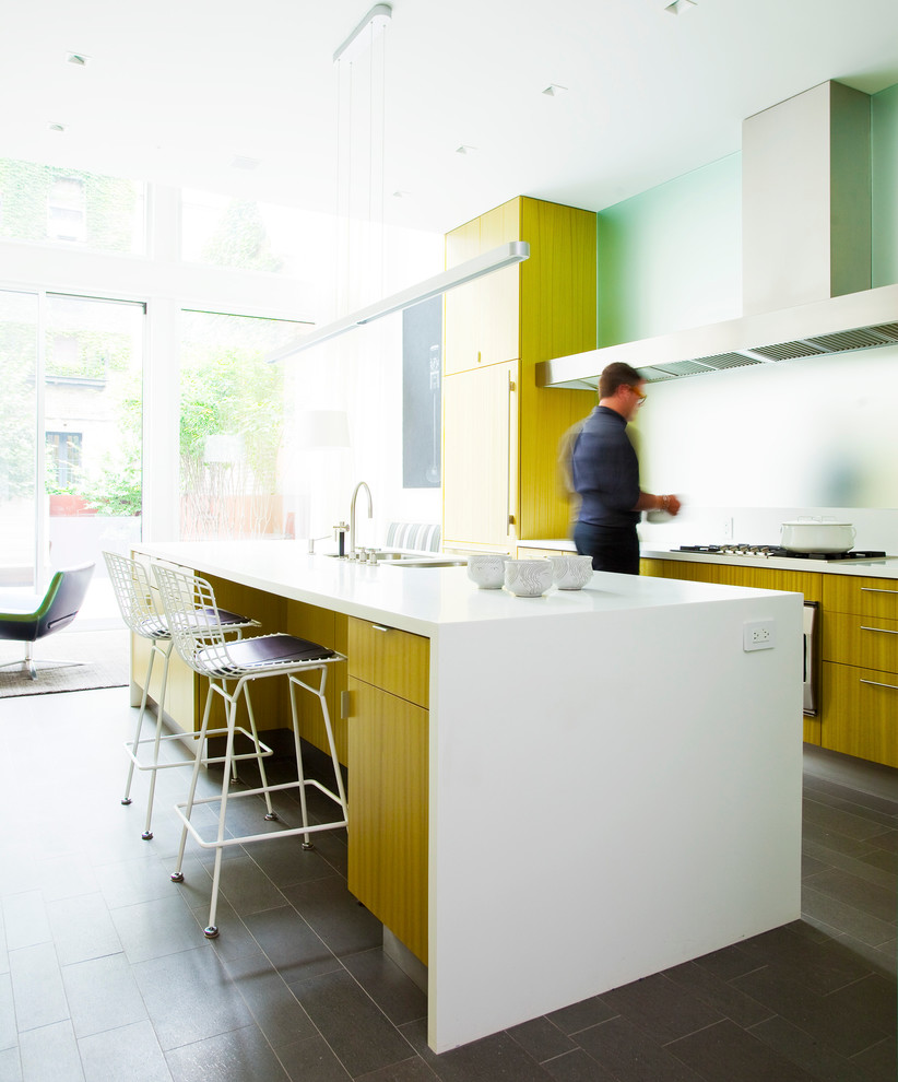 Offene, Zweizeilige Moderne Küche mit Doppelwaschbecken, flächenbündigen Schrankfronten, hellbraunen Holzschränken und Elektrogeräten mit Frontblende in New York