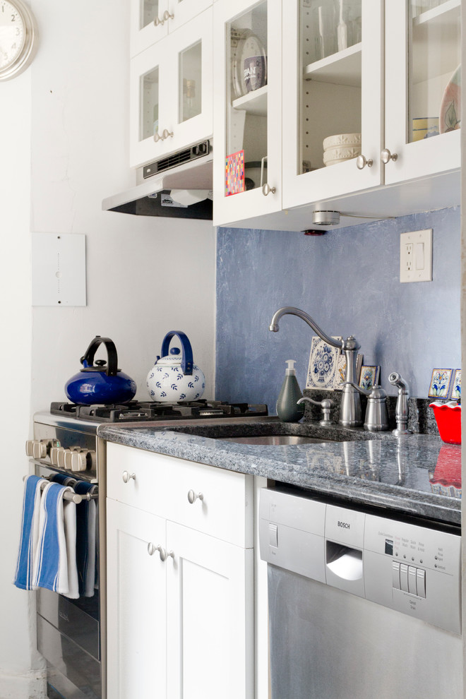 Esempio di una piccola cucina tradizionale chiusa con lavello da incasso, ante di vetro, ante bianche, top in granito, paraspruzzi blu, paraspruzzi con piastrelle di cemento, elettrodomestici in acciaio inossidabile e parquet chiaro