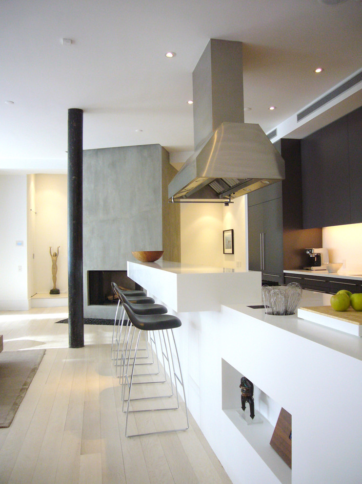 Стильный дизайн: параллельная кухня-гостиная в скандинавском стиле с барной стойкой - последний тренд