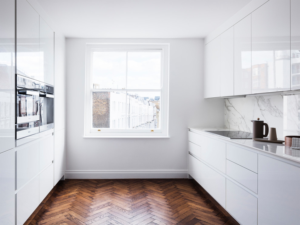 Modern inredning av ett mellanstort vit vitt kök, med en enkel diskho, släta luckor, skåp i mörkt trä, bänkskiva i koppar, vitt stänkskydd, svarta vitvaror, mörkt trägolv och brunt golv
